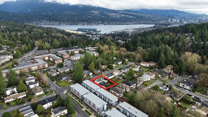 Property Photo: 810 Catherine Avenue BC V3J 4L7