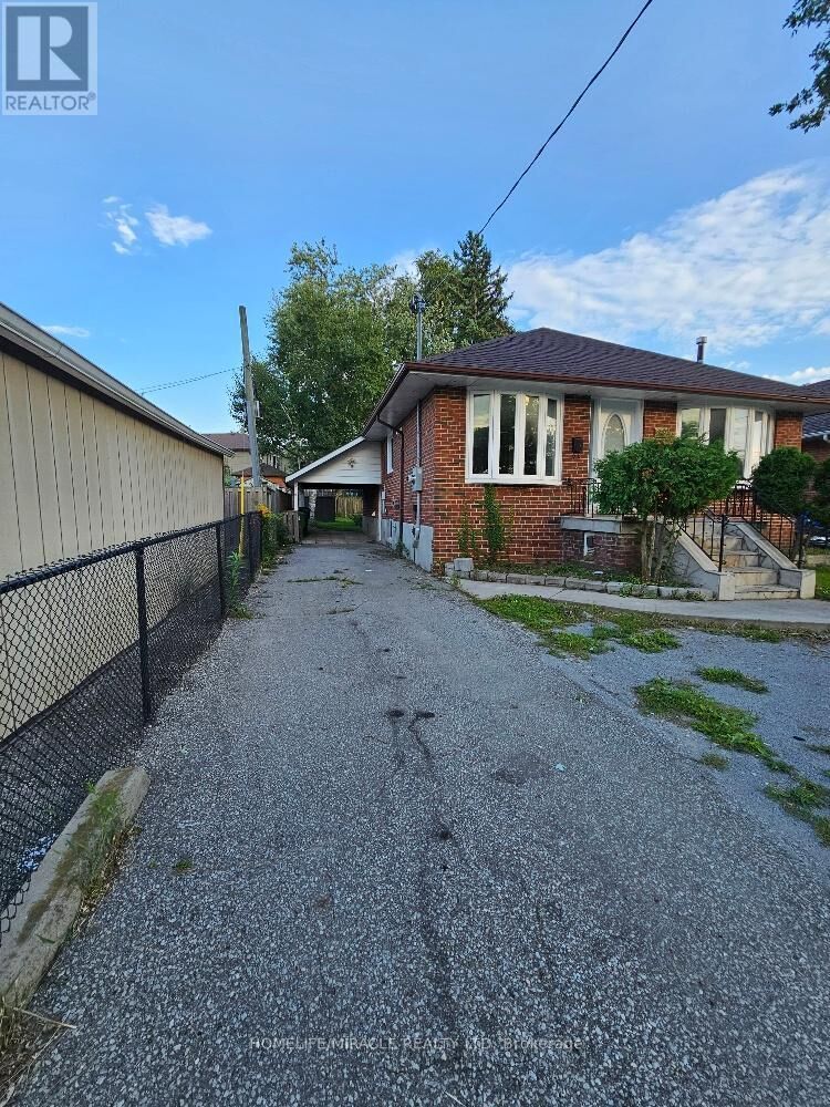 Property Photo:  259 Tower Drive Main  ON M1R 3P9 