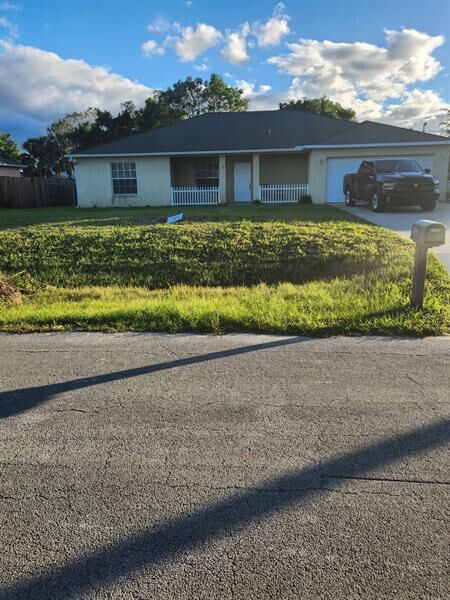 Property Photo: 1470 SW Sudder Ave FL 34953