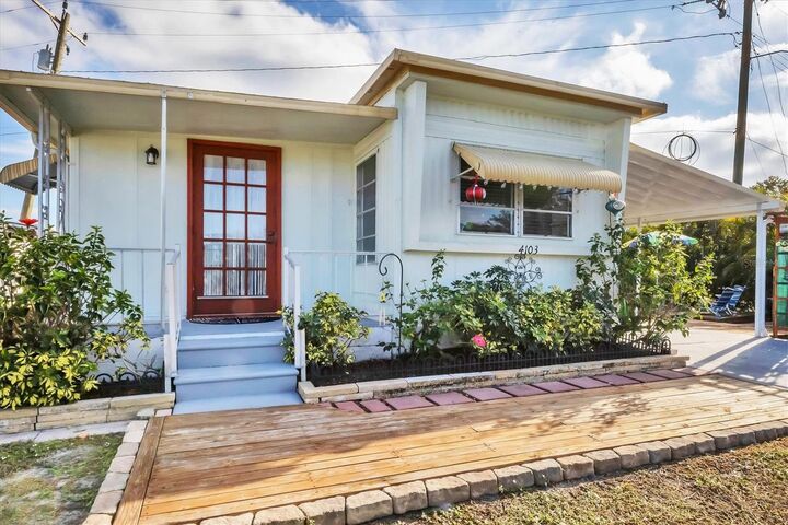 Property Photo: 4103 12th Street Court E FL 34222