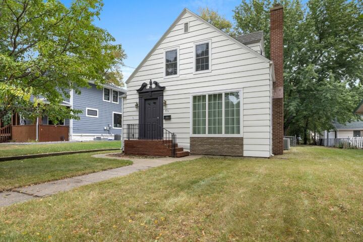 Property Photo:  211 9th St SE  ND 58701 