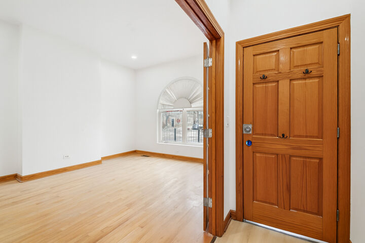 Property Photo: 2336 W Taylor Street 1 IL 60612