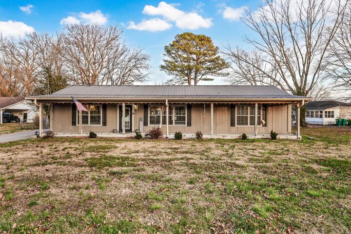 Property Photo: 214 Eastside Dr TN 37188