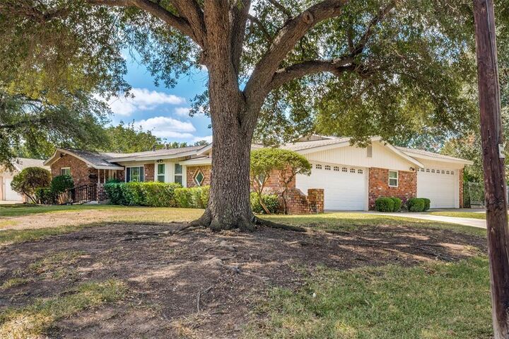 Property Photo:  4017 Emerald Oaks Drive  TX 76117 