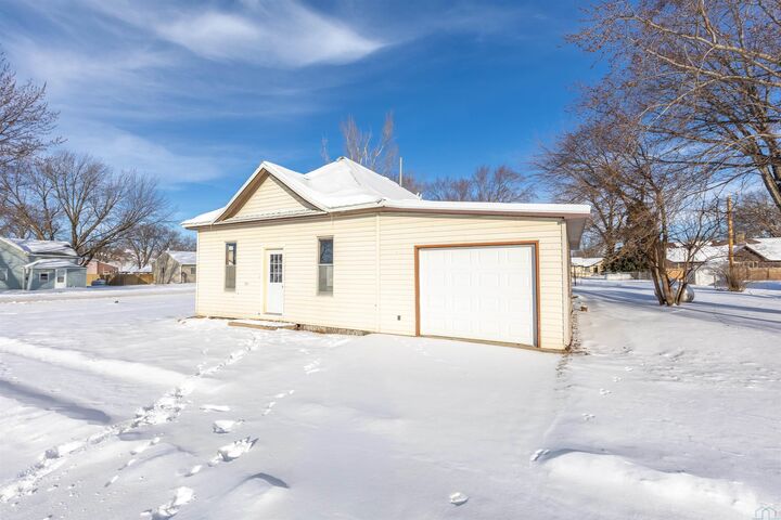 Property Photo: 301 E Bridge Street IA 51004