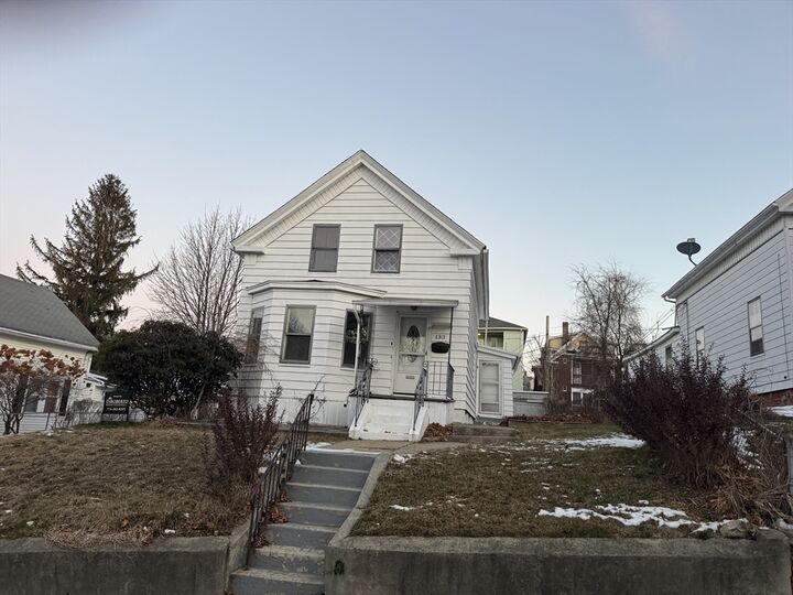 Property Photo:  133 Endicott St 1  MA 01610 