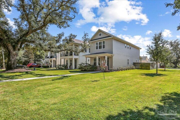 Property Photo:  1301 E Lakeview Ave  FL 32503 