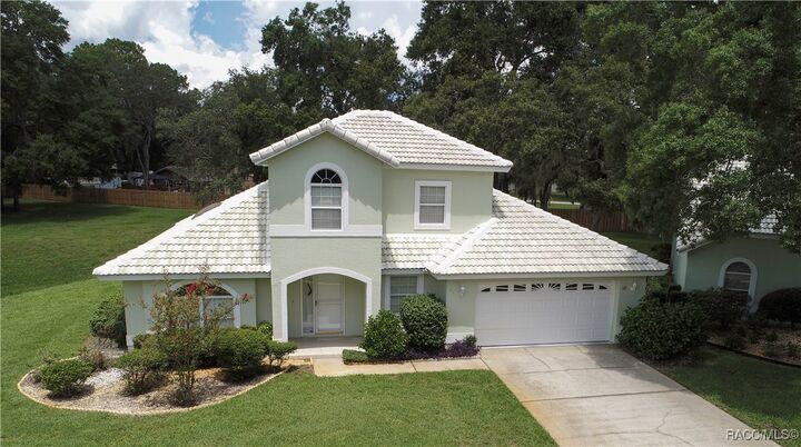 Property Photo: 823 Balmoral Court FL 34453