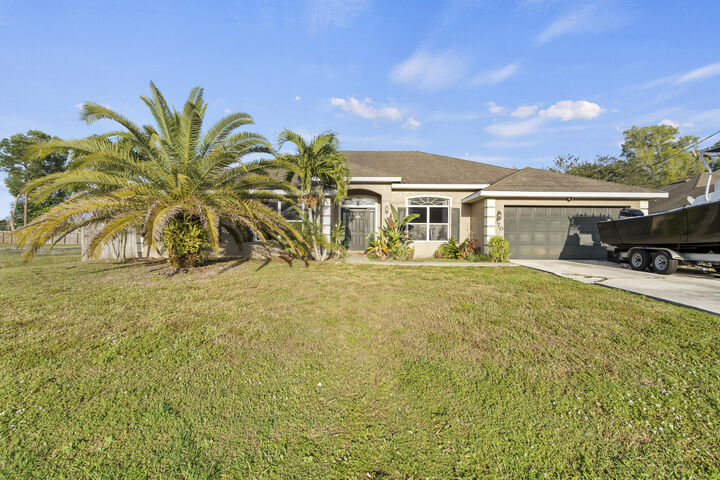 Property Photo:  370 SW Tulip Boulevard  FL 34953 