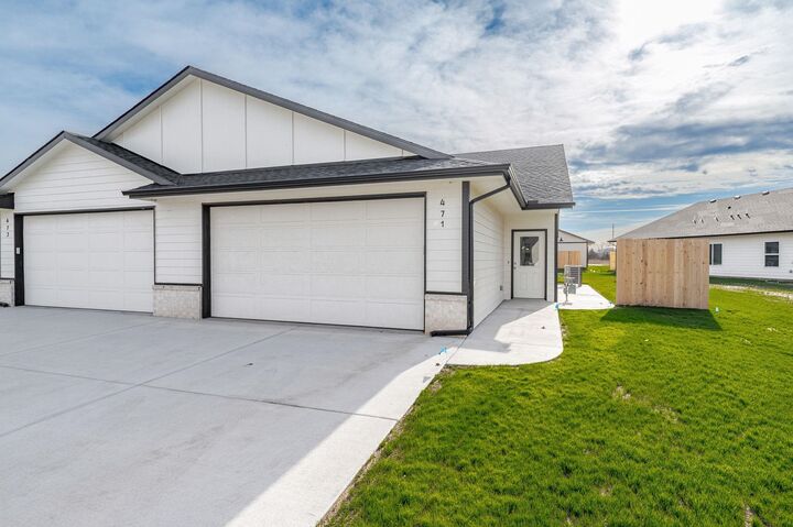 Property Photo: 471 E Harper St KS 67147-8948