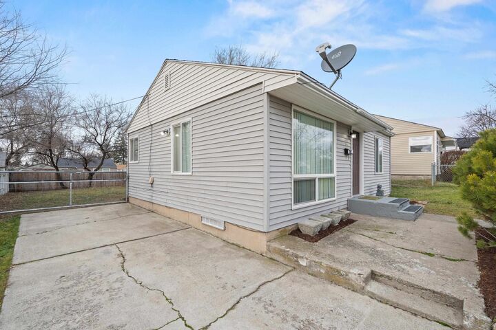 Property Photo: 5621 N Milton St WA 99205