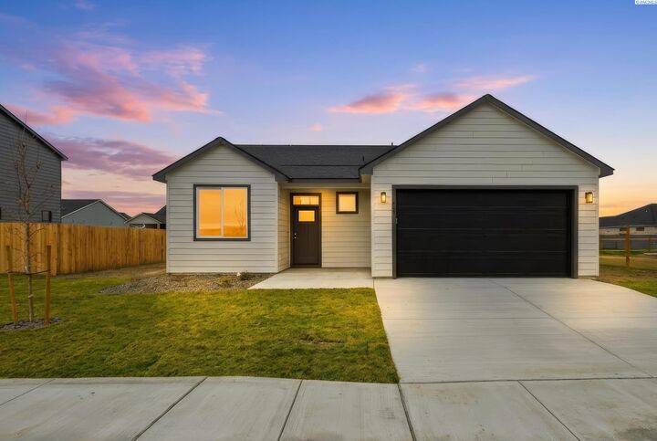 Property Photo:  409 Amberly Ave  WA 98930 