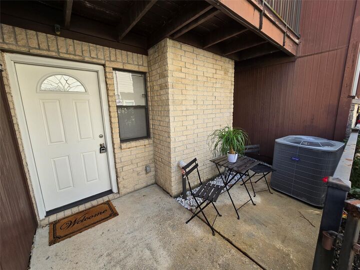 Property Photo: 50 Evanston Street 5 TX 77015