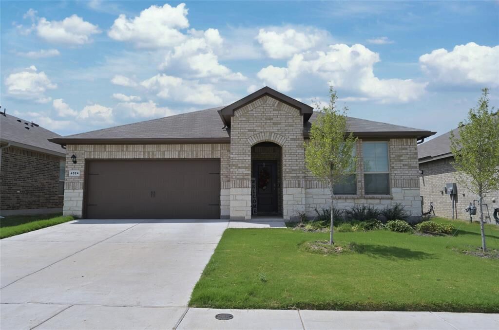 Property Photo:  4524 Fringetree Way  TX 76036 