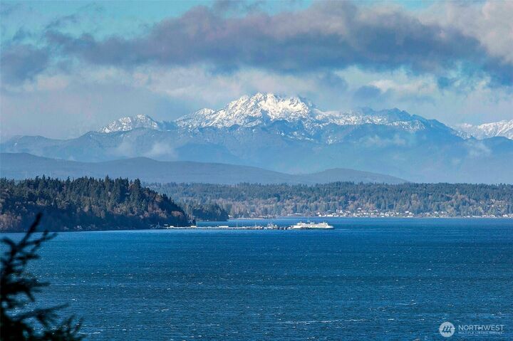 Property Photo:  1832  Shoreview Lane SW  WA 98146 