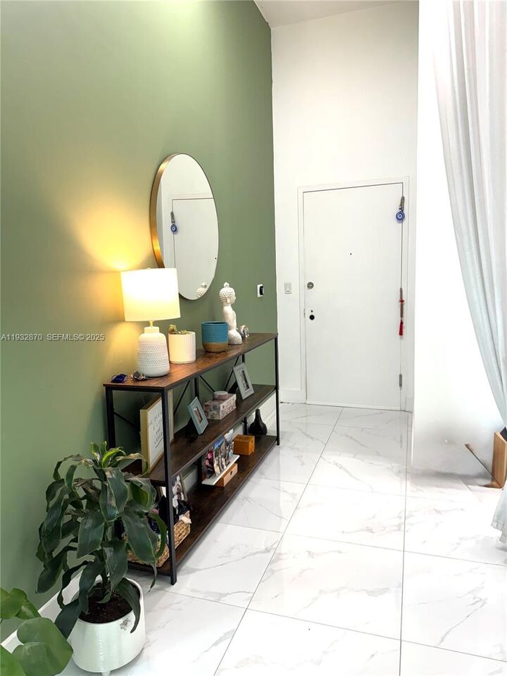 Property Photo:  1900 N Bayshore Dr 710  FL 33132 