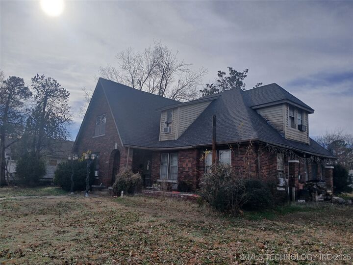 Property Photo:  1101 S Mekusukey Avenue  OK 74884 