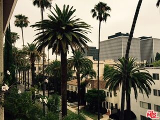 Property Photo:  137 S Palm Dr  CA 90212 