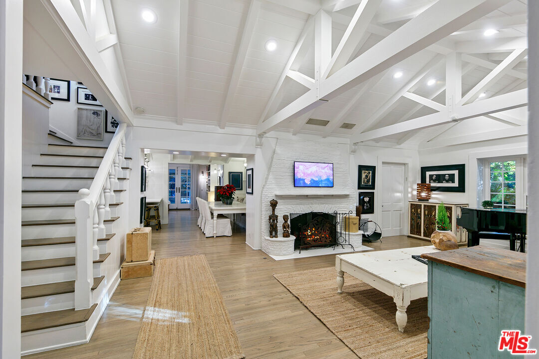 Property Photo:  1762 Nichols Canyon Rd  CA 90046 