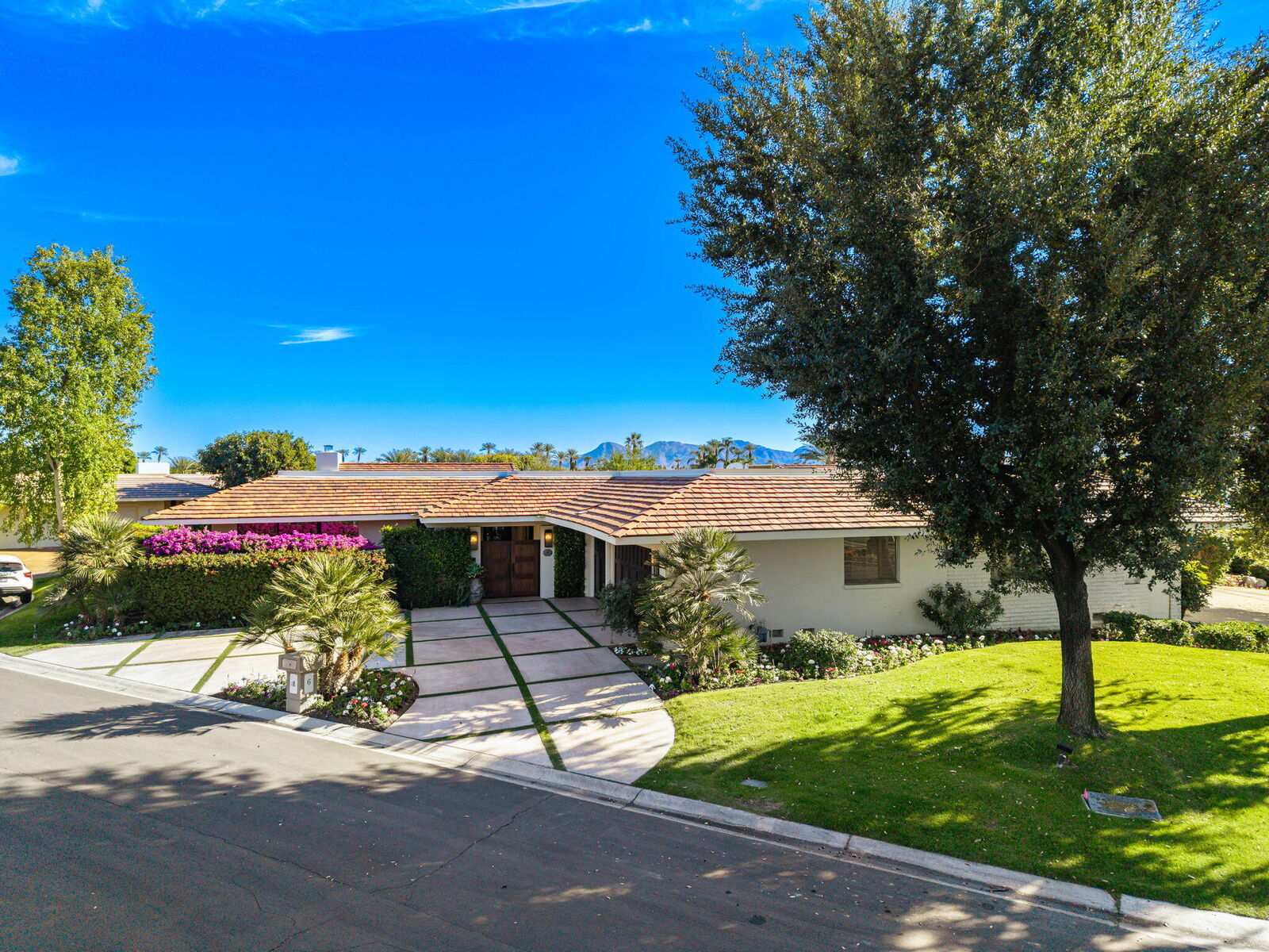 Property Photo: 6 Exeter Court CA 92270