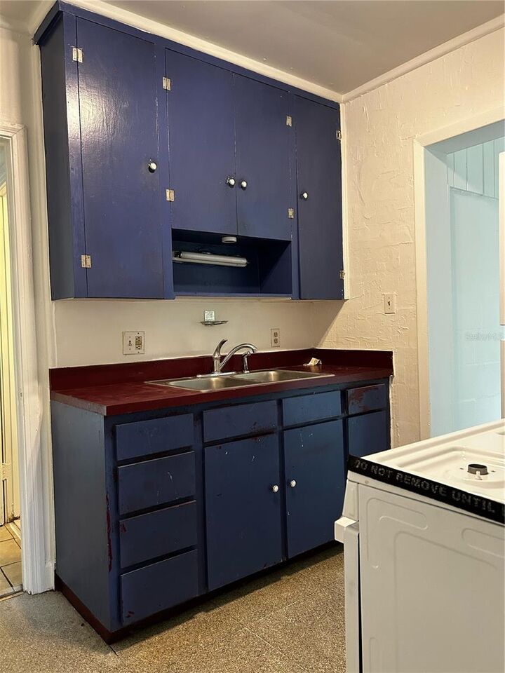 Property Photo:  1012 NE 1st Avenue  FL 32601 