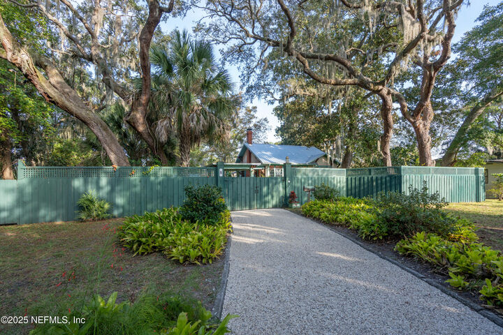 Property Photo:  8 Park Avenue  FL 32084 