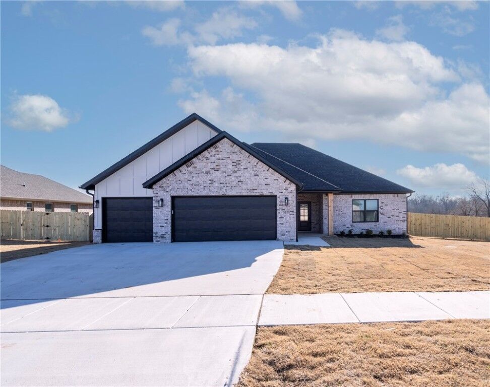 Property Photo:  81 W Pitts Street  AR 72730 