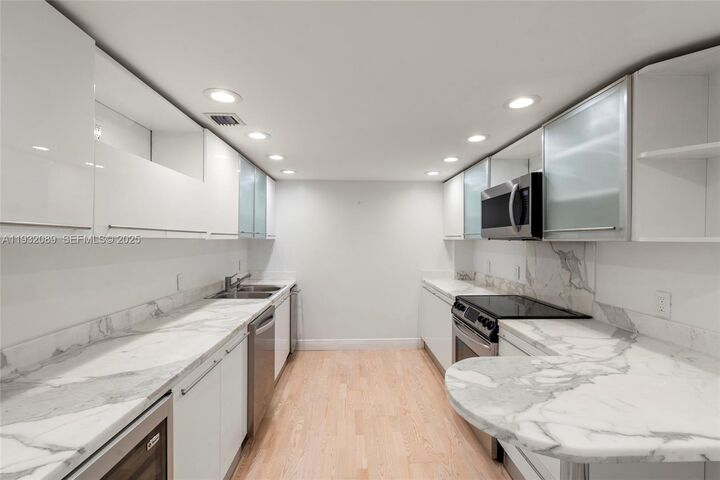 Property Photo:  199 Ocean Lane Dr 611  FL 33149 