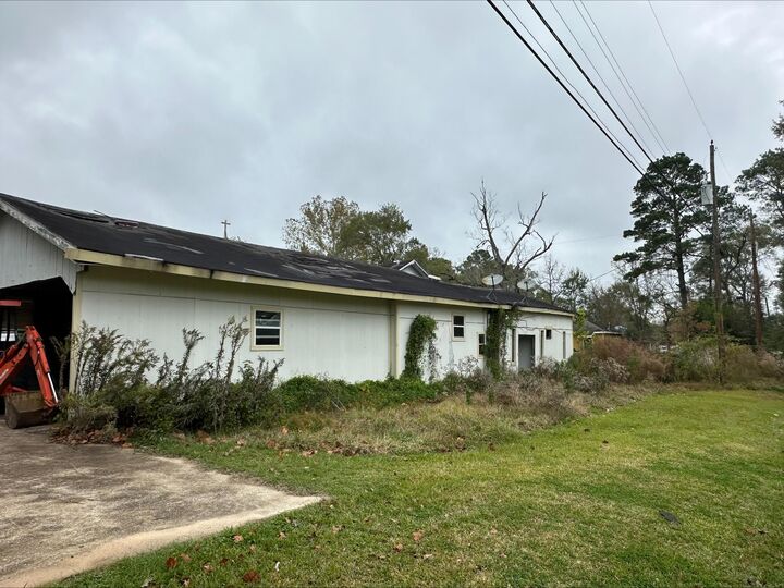 Property Photo: 425 S 12th Street TX 77656-0000