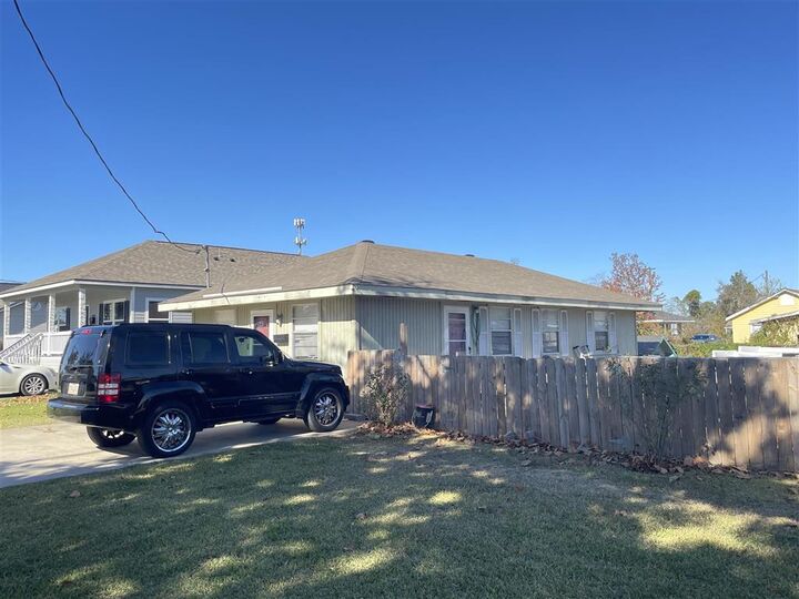 Property Photo:  713 Live Oak Street  LA 70601 