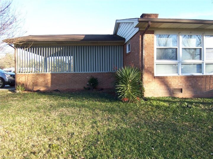 Property Photo:  2533 E Woodlyn Way  NC 27407 