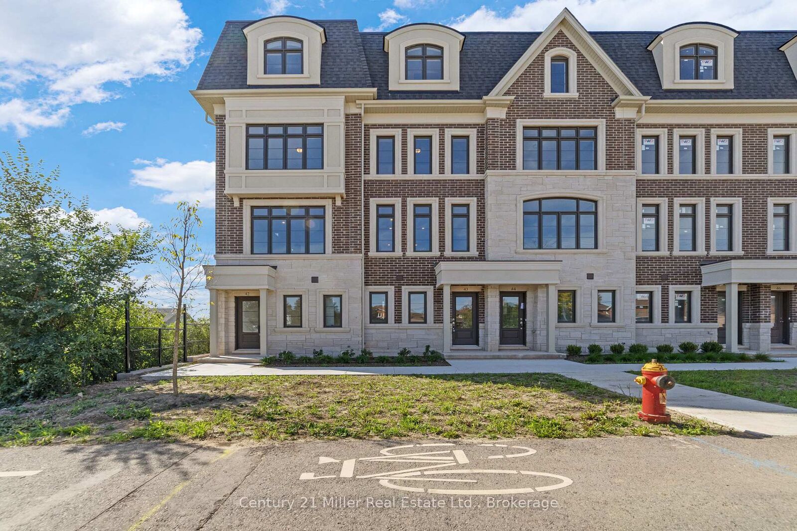 Property Photo:  2140 Trafalgar Road 48  ON L6H 8A5 