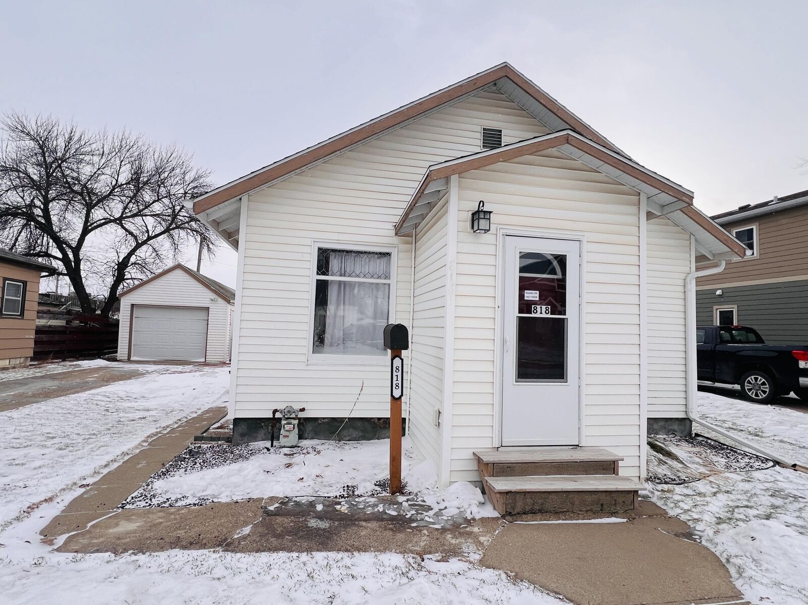 Property Photo:  818 NE 1st Ave  SD 57401 