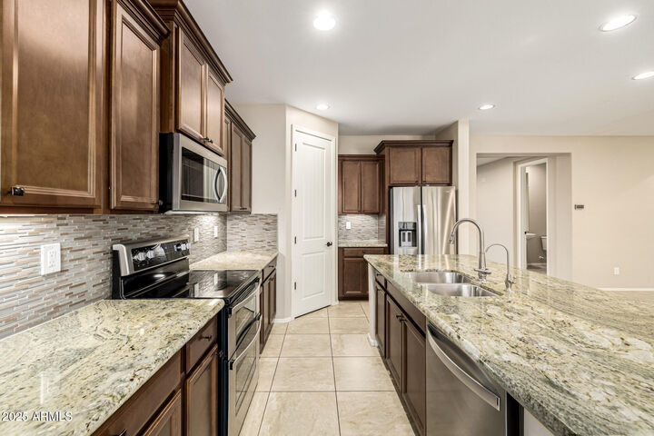 Property Photo:  274 E Vicenza Drive  AZ 85140 