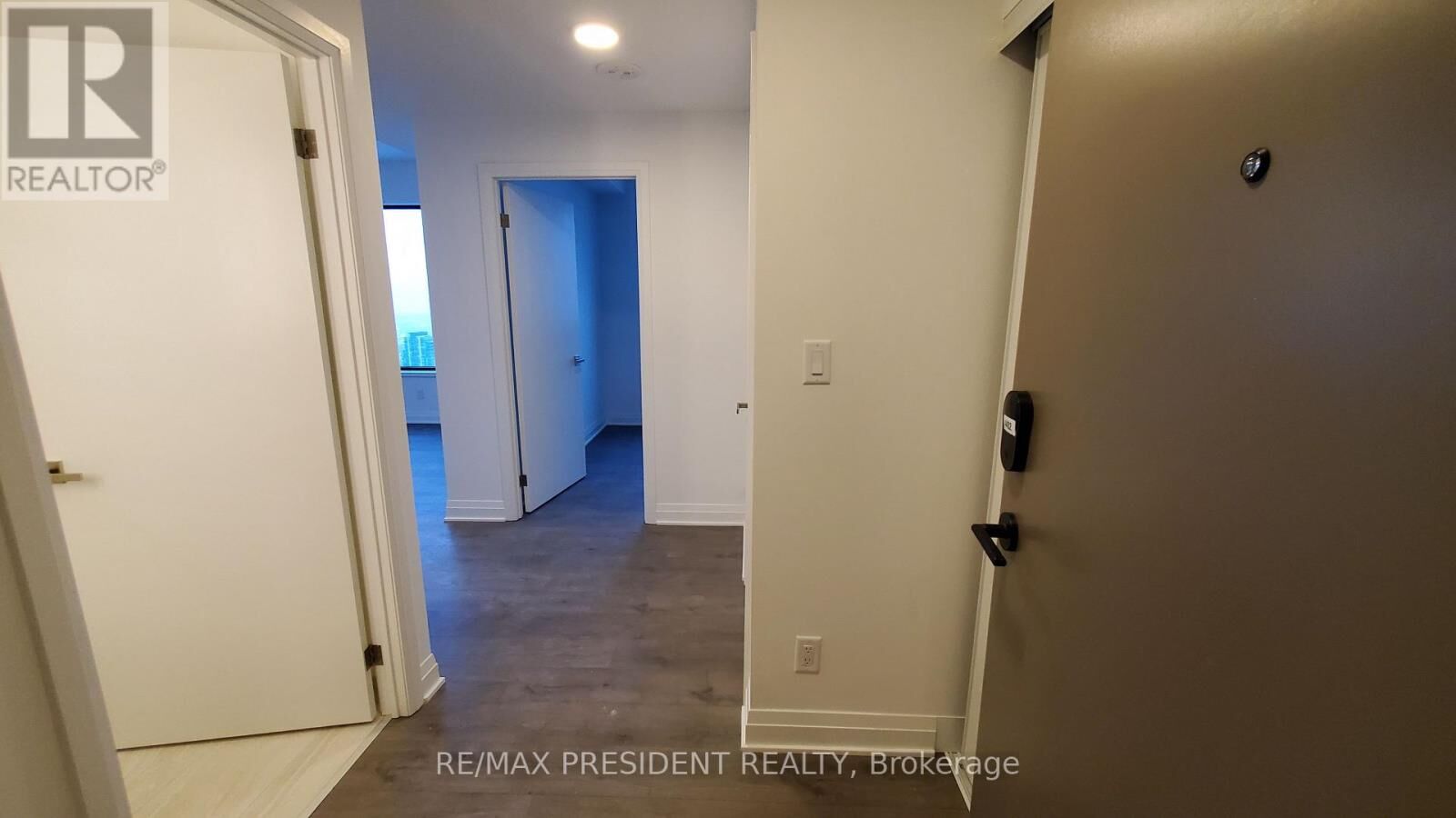 Property Photo: 4015 The Exchange East 4402 ON L5B 0N9