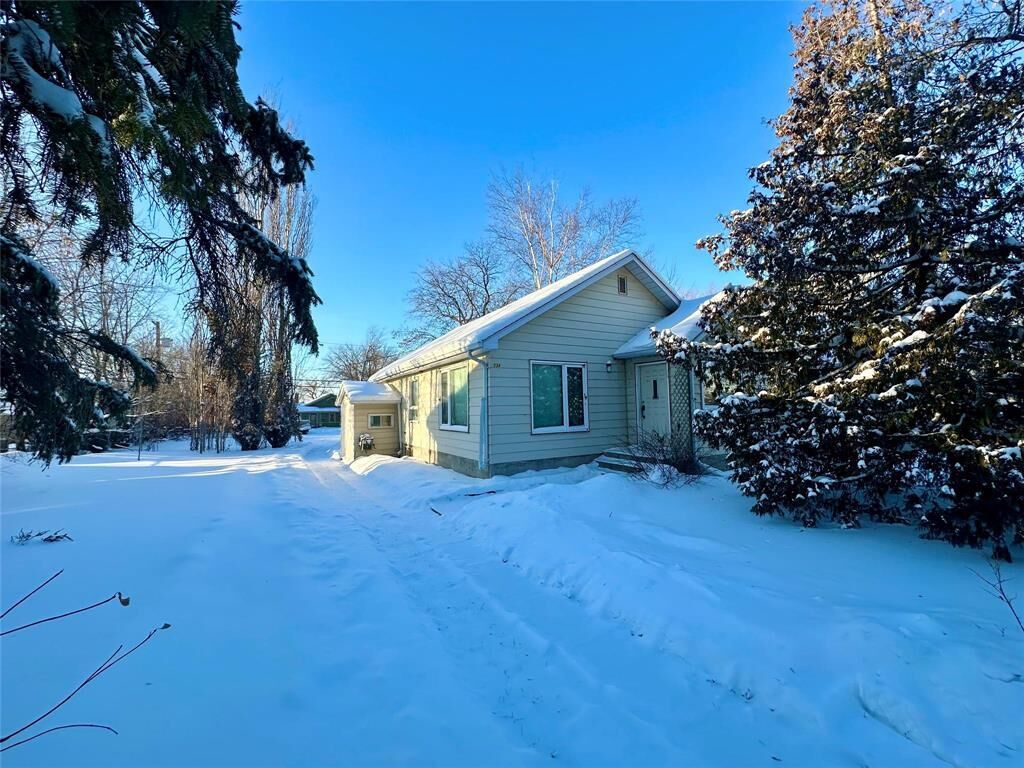 Property Photo:  734 Constant Avenue  MB R9A 1R7 