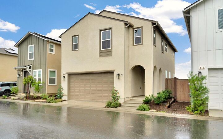 Property Photo:  554 McCaffrey Way  CA 93636 