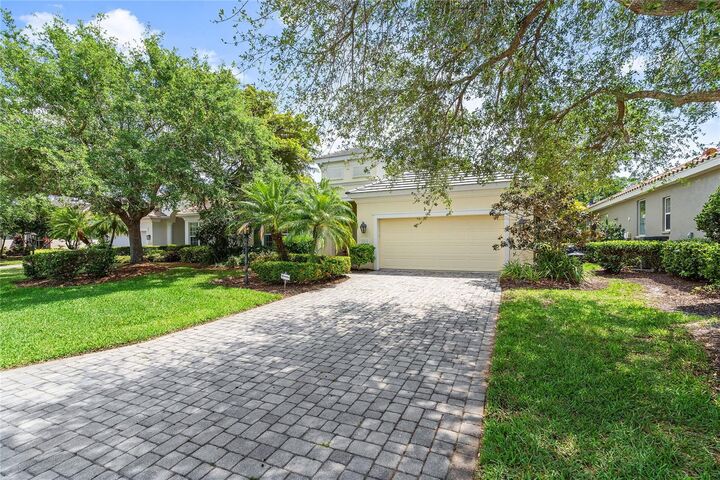 Property Photo: 8416 Abingdon Court FL 34201