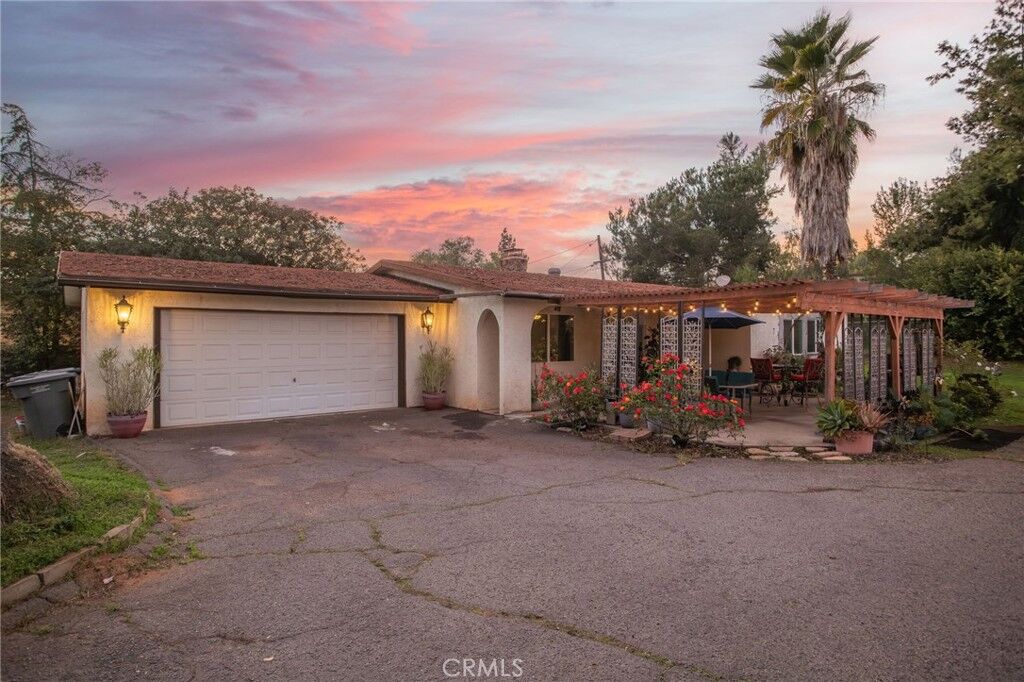 Property Photo:  632 E 8th  CA 92025 