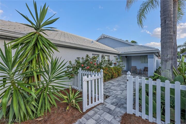 Property Photo:  1335 Old Oak Lane  FL 34110 