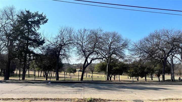 Property Photo: 2304 Bonnie View Road TX 75216