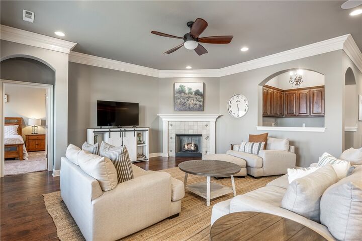 Property Photo:  1404 SW Wisteria Avenue  AR 72713 