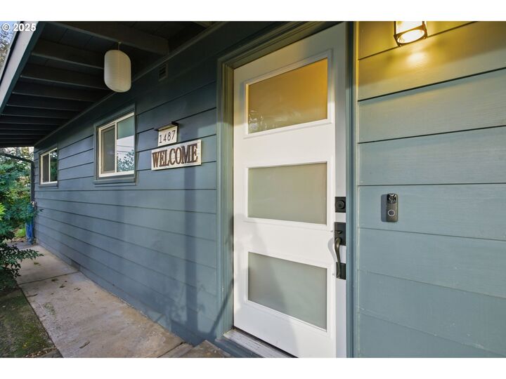 Property Photo:  1483 Barton St  OR 97404 