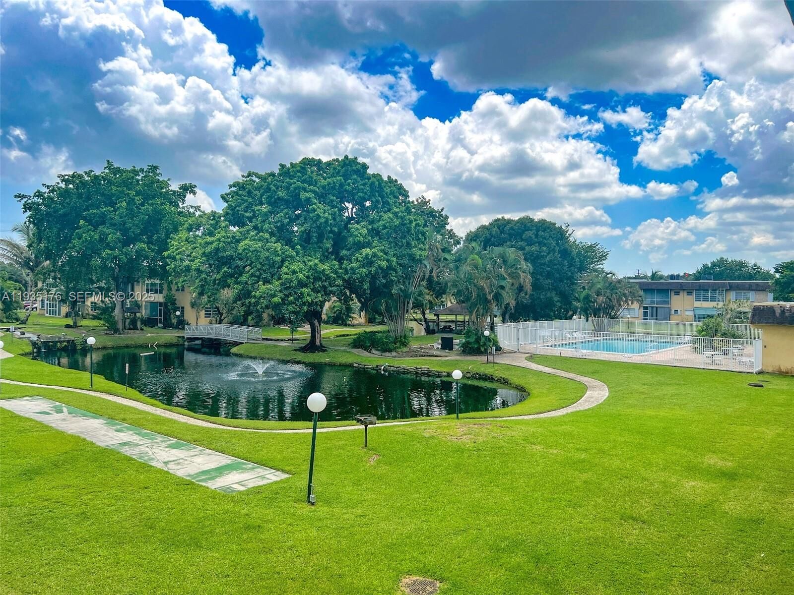 Property Photo:  5140 SW 40th Ave 21C  FL 33314 