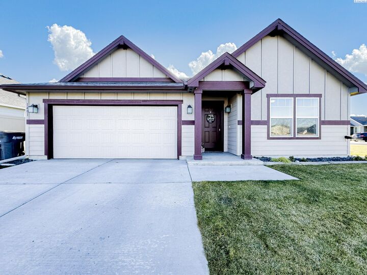 Property Photo:  1401 Centennial Ave  WA 98944 