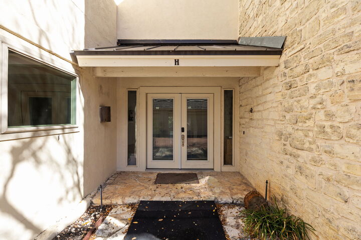 Property Photo:  1 Crystal Springs Court Court H  TX 78738 