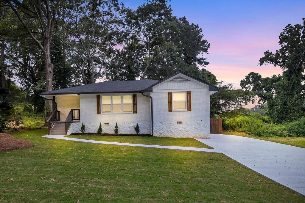 Property Photo: 2219 Sharon Way GA 30032