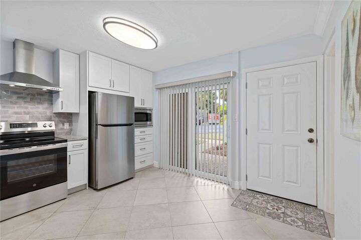 Property Photo:  5260 Gulf Of Mexico Drive 401  FL 34228 