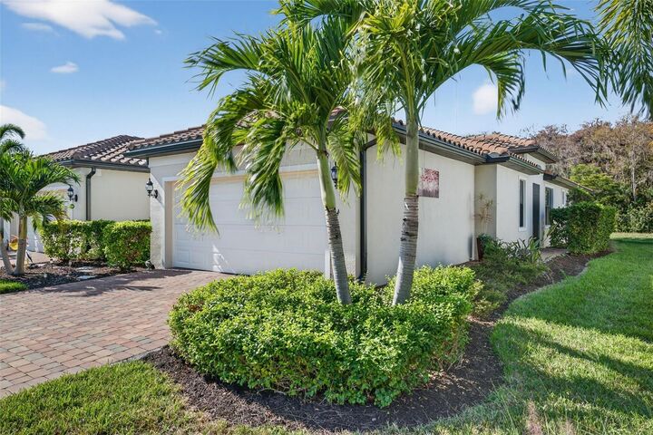 Property Photo: 5821 Mayflower Way FL 34142