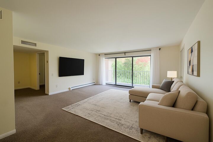 Property Photo: 937 W Heritage Ct 206 53092